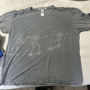 Gray Skeleton Skateboard Graphic T-Shirt